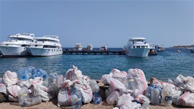 استخراج 5 أطنان مخلفات من قاع البحر بشواطئ شرم الشيخ.. صور