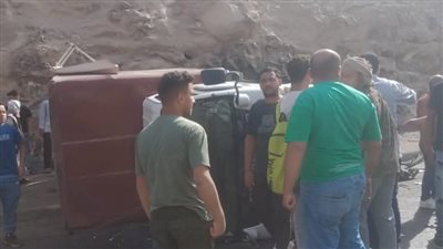 اصطدام سيارة ربع نقل برصيف على طريق الأوتوستراد بمدينة 15 مايو| صور
