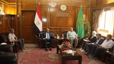 محافظ القليوبية يبحث مع مساعد وزيرة البيئة تطوير منظومة إدارة المخلفات