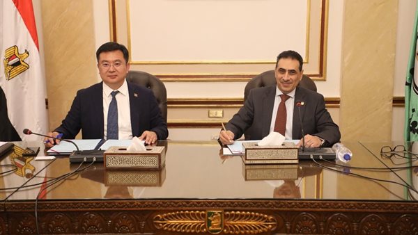 جانب من التوقيع 