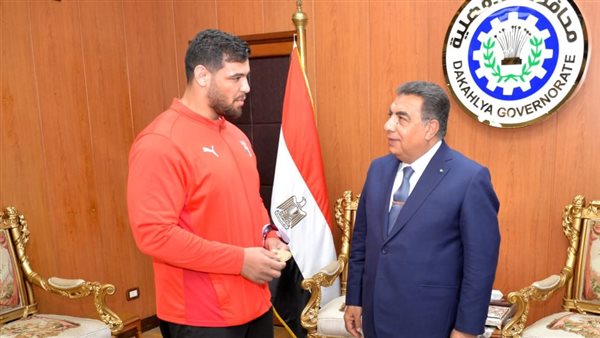 محافظ الدقهلية يكرم