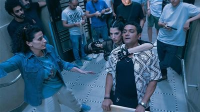 صور جديدة من كواليس تصوير فيلم إن غاب القط لـ آسر ياسين 