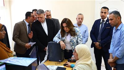 وزيرة التنمية المحلية خلال جولة مفاجئة لموظفي مركز الصف: ريحوا الناس ومتعقدوش الدنيا عليهم
