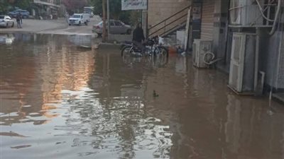 كسر ماسورة مياه يتسبب في تسرب ضخم وتعطل المرور بشارع جاردينيا بحدائق الأهرام