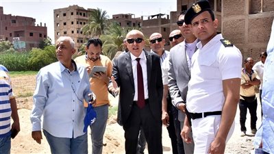 محافظ الأقصر يأمر بإزالة برج مخالف من 10 طوابق على أرض زراعية بإسنا 