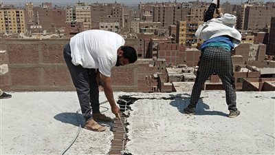 محافظة الجيزة تزيل أدوارًا مخالفة بعقارات في قطاع المنشية بحي الهرم| صور