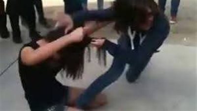 مشاجرة بين طالبتين وأسرتيهما داخل مدرسة ثانوية فنية بنات بالأقصر.. والأمن يتدخل