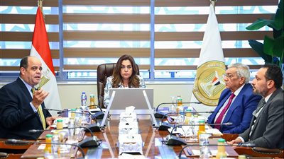 وزيرة التنمية المحلية تتابع جهود تحسين مستوى خدمات النظافة في القاهرة والجيزة