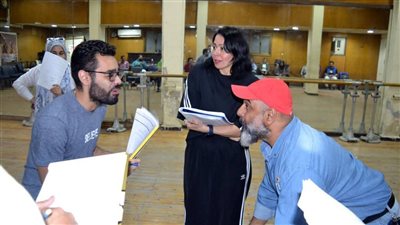 أول صور لـ لقاء الخميسي من بروفات تحضير مسرحية الملك وأنا قبل عرضها بعيد الأضحى