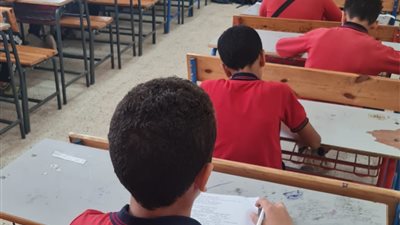 طلاب الصف الأول الثانوي بالقاهرة يؤدون امتحان العلوم المتكاملة اليوم 