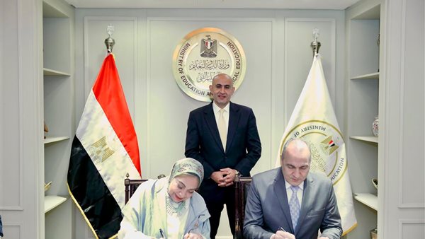 جانب من التوقيع 