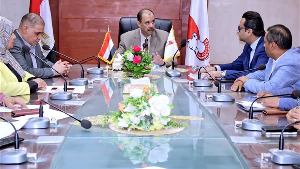 محافظ سوهاج يناقش