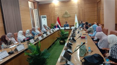 رئيس جامعة بنها يناقش المشروعات الجاري تنفيذها وخطط الصيانة