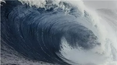 بارتفاع 300 متر.. تحذيرات من تسونامي هائل قد يضرب مناطق ساحلية بأمريكا