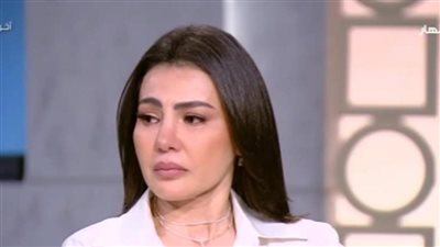 دينا فؤاد تبكي خلال حديثها عن منتجي شركة سينرجي: كانوا جزء من عائلتي.. وكل ما بكبر بتأثر أكتر