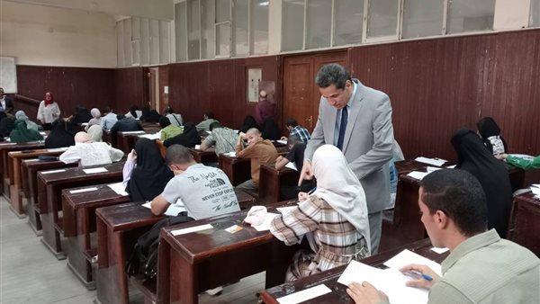 جانب من الامتحانات