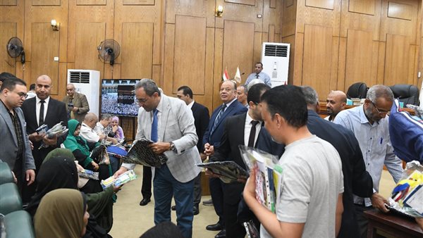 محافظ قنا يسلم 155