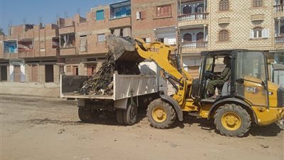 رفع 70 طنًا من المخلفات والأتربة في شوارع جهينة بسوهاج