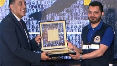 رئيس الوزراء يكرم عددًا من النماذج المشرفة بمرفق هيئة الإسعاف المصرية
