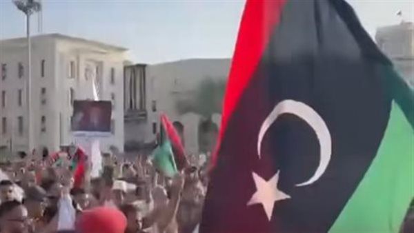 عشرات الآلاف يتظاهرون