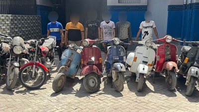 بأسلوب المغافلة وقطع الأسلاك.. ضبط تشكيل عصابي تخصص في سرقة الدراجات النارية بالغربية