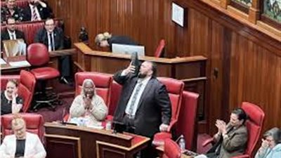 نائب أسترالي يسكب مشروبًا كحوليًا في حذائه ويتناوله احتفالًا بتقاعده