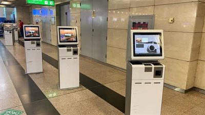 لتوفير الوقت والحد من التكدس.. 25 جهازا لإنهاء إجراءات السفر ذاتيا بمطار القاهرة الدولي| صور