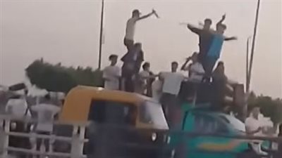 استعرضوا بالأسلحة البيضاء.. القبض على 5 شباب أوقفوا سيارة وسط الطريق بالشرقية