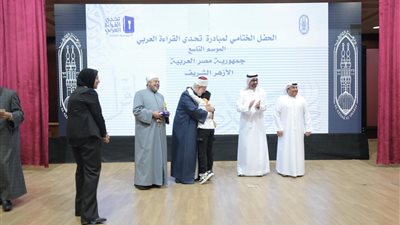 طار من الفرحة.. الطالب محمد الحسنين يخر ساجدا بعد فوزه بالمركز الأول في تحدي القراءة ويحتضن وكيل الأزهر