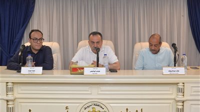 محافظ أسيوط يسلم 320 حاجًا من الجمعيات الأهلية تأشيرات السفر وملابس الإحرام استعدادًا لأداء مناسك الحج