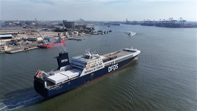 بضائع تصدير.. السفينة OLYMPOS SEAWAYS تغادر ميناء دمياط مُحملة بـ43 حاوية و42 تريلا