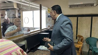 رئيس حي مصر القديمة يستمع للمواطنين لحل مشاكلهم ومتابعة سير العمل بالمركز التكنولوجي | صور