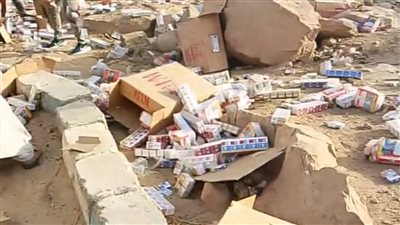 انقلاب سيارة جامبو محملة بالسجائر في أسوان.. والأهالي يساعدون في تجميعها