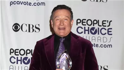 رئيس باراماونت السابق يكشف فساد هوليوود: علب الأفلام كانت تُستخدم لنقل المخدرات بين طاقم فيلم شهير لروبن ويليامز