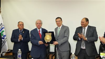 وزير الزراعة يكلف رئيس مركز البحوث الزراعية بتشكيل لجنة لتسويق الأبحاث والدراسات وتطبيقها على نطاق واسع