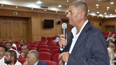 محافظ بورسعيد يلتقي مؤجري الشماسي والكراسي.. ويكشف خطة تطوير الشاطئ | تفاصيل 