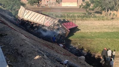 اشتعال النيران في سيارة نقل ثقيل بعد سقوطها من أعلى الطريق الإقليمي بالمنوفية