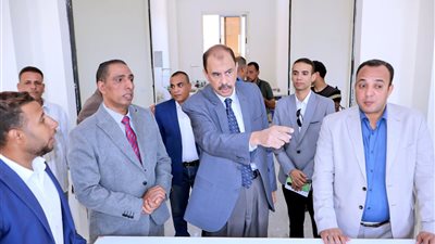 يضم 147 متدربًا.. محافظ سوهاج يتفقد مجمع الصناعات الحرفية بقرية نجوع بني واصل