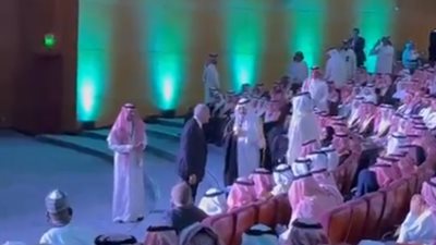 وزير البلدية القطري يطلب من أحد مرافقيه توفير مقعد لهشام طلعت مصطفي.. والأمير تركي: موقف يؤكد الأخوة