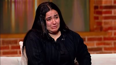 جوزي مكنش لاقي يتعالج.. أرملة إبراهيم شيكا ترد على والدته