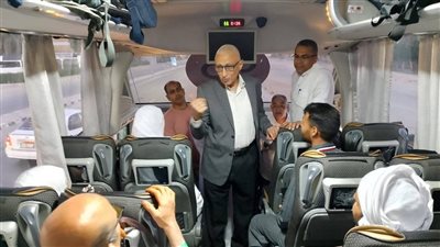 محافظ شمال سيناء يودع حجاج الجمعيات الأهلية قبل انطلاقهم إلى الأراضي الحجازية