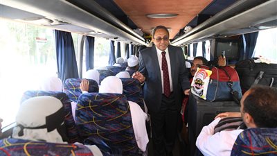 دموع الفرح والتلبية.. قنا تودّع حجاجها إلى أطهر بقاع الأرض