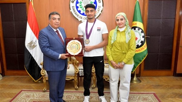 محافظ الدقهلية يكرم