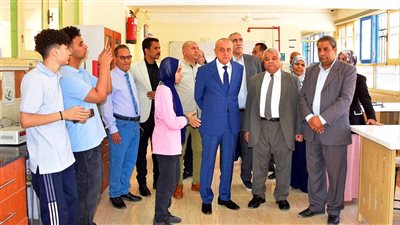 محافظ الأقصر يستمع لصوت المتفوقين في جولة ميدانية تكشف احتياجات طلاب STEM بطيبة