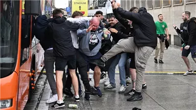 قبل نهائي المؤتمر.. اشتباكات عنيفة بين جماهير تشيلسي وريال بيتيس | صور