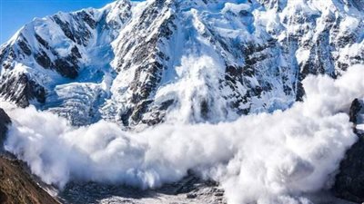 انهيار جليدي يدفن قرية سويسرية قرب جبال الألب 