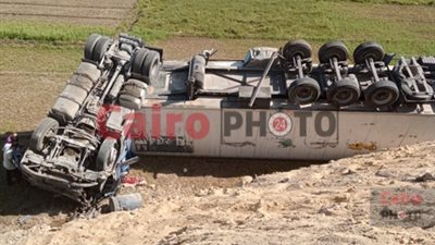 انقلاب سيارة نقل ثقيل من أعلى الطريق الإقليمي بالمنوفية| صور