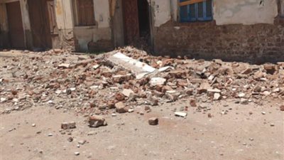 سقوط عمود كهربائي على سيارة وانقطاع التيار بسبب أعمال إزالة عقار في قنا