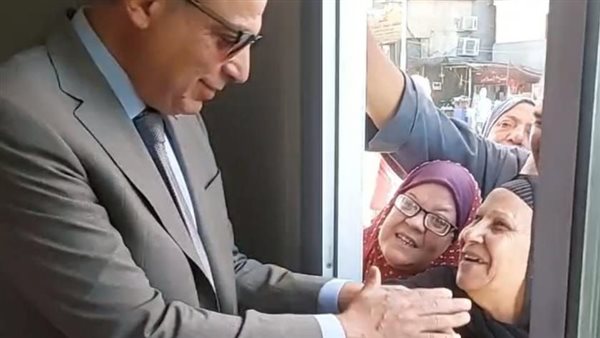 محافظ المنيا يهدي