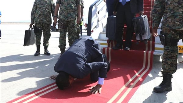 كامل إدرايس يسجد